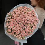 Элегантный букет из пионовидных роз и эвкалипта — 79 шт.