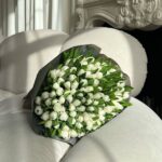 Роскошный букет из 101 белого тюльпана — воплощение грации и совершенства .