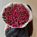 Мощный монобукет из 101 яркого тюльпана