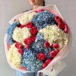 Роскошный дуо-букет из гортензии и кустовых роз.