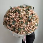 Роскошный букет из 79 пионовидных роз с нежным эвкалиптом.
