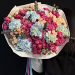 Сборный букет из пионовидных роз