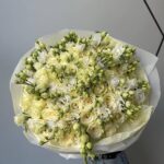 Букет из белых роз и белой эустомы