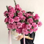 Воздушная композиция из 39 роз и эвкалипта