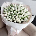101 белый тюльпан в нежной упаковке
