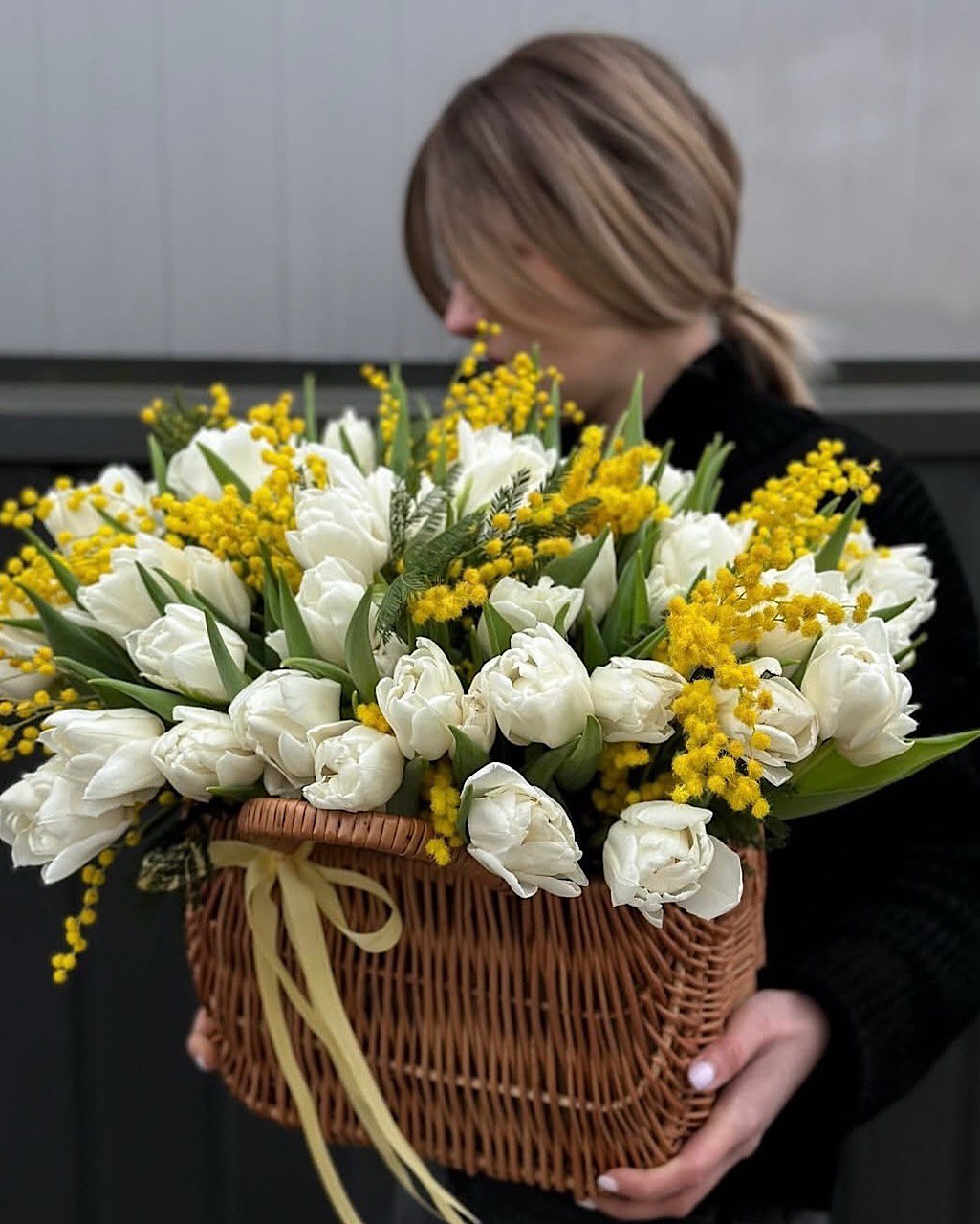 2026-03-04-19.59.31.jpg Весенний букет из белых тюльпанов и яркой мимозы в плетёной корзине — изображение 1
