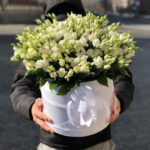 51 белых эустом в коробке