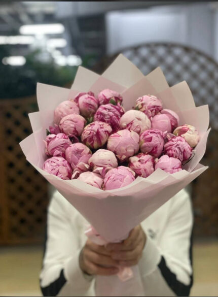 21 розовых пионов