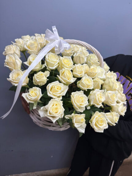 35 белых роз в корзине