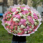 Нежный букет из гортензий , кустовых роз и хризантем