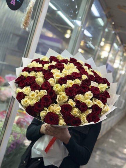 Букет из 101 белых и красных роз