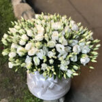 29 белых эустом в коробке