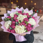 Букет из 6 гортензий и 9 кустовых пионовидных роз