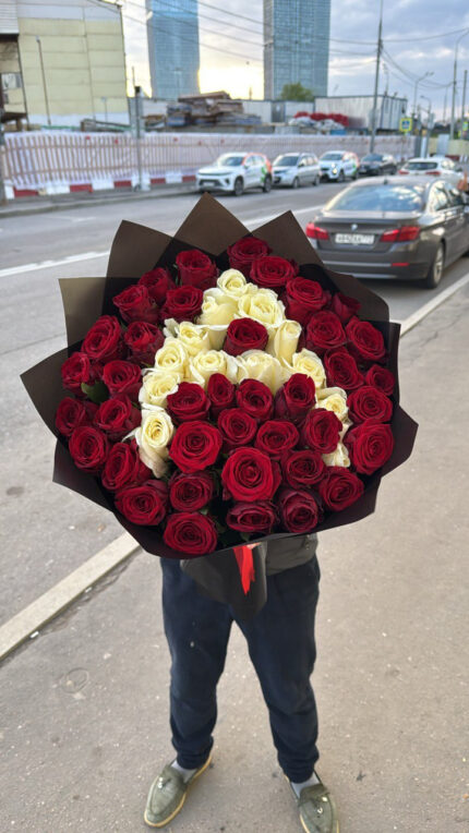Букет из 51 роз с буквой